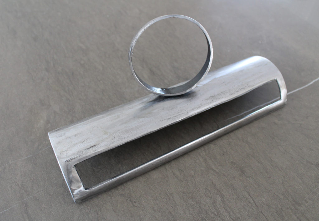 Support tablette en acier avec décor anneau