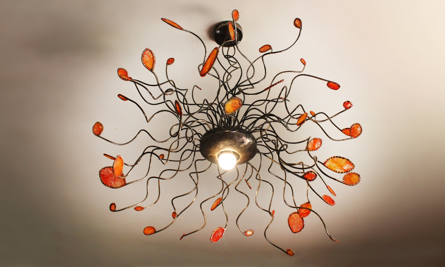 Lustre unique, fait-main, luminaire, éclairage : bouquet de feuilles de fer et de soie jaune-orangé.