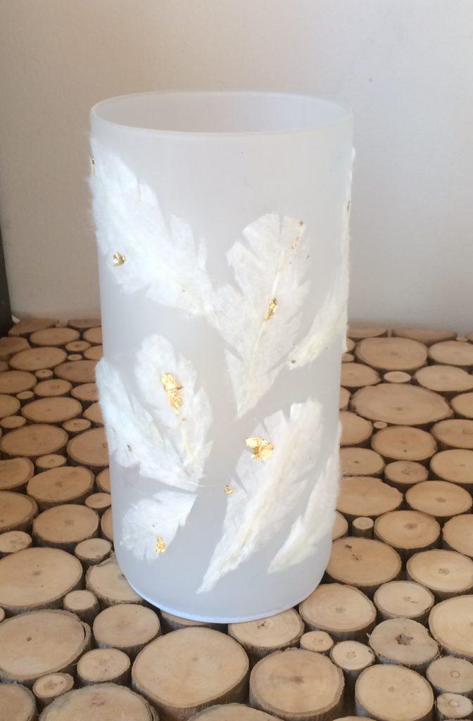 Lampe fleur plumes blanche et or