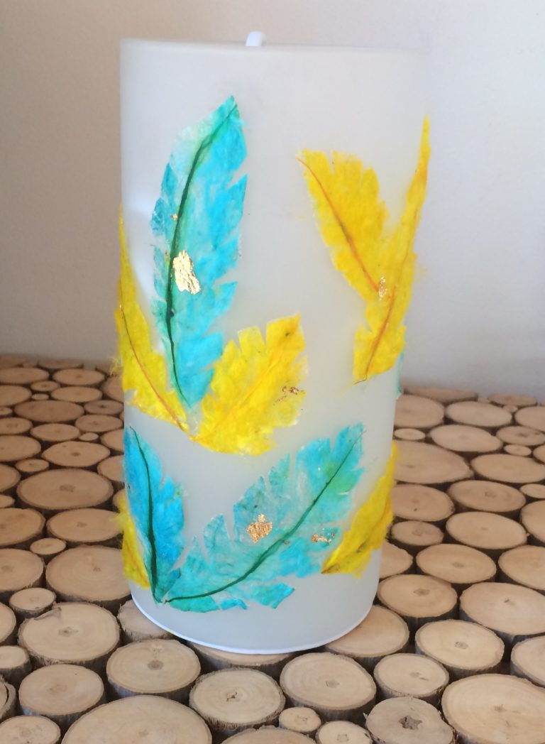 Petite lampe plumes bleues et jaunes - création Atelier Lorente