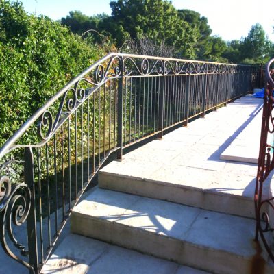 Barrière de piscine en fer forgé